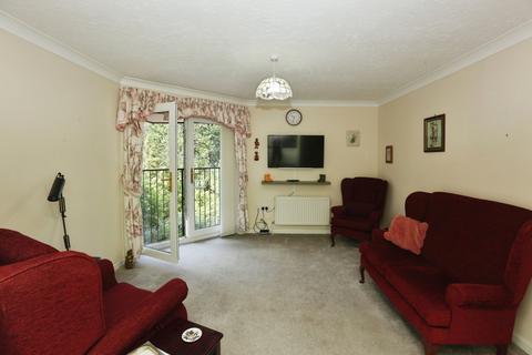 2 bedroom flat for sale, Winchester Road, Chandler's Ford, Eastleigh, Hampshire, SO53
