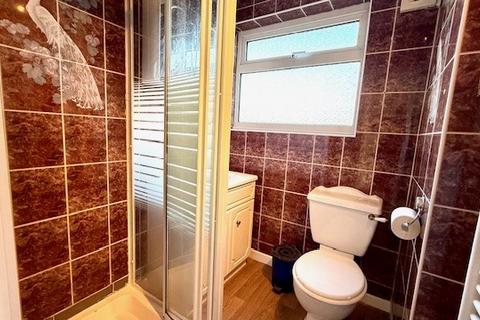 2 bedroom flat to rent, Tomswood Hill, Ilford, IG6