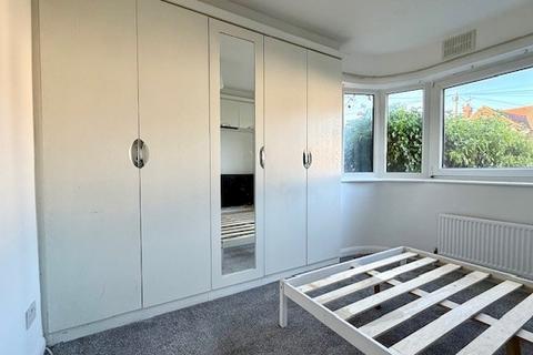 2 bedroom flat to rent, Tomswood Hill, Ilford, IG6