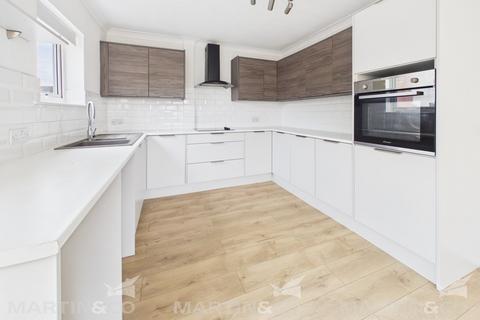 3 bedroom semi-detached house for sale, Oakdene, Rossington