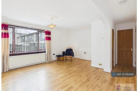 3 bedroom semi-detached house to rent, North Berwick Crescent, Glasgow, G75