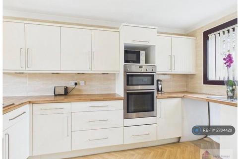3 bedroom semi-detached house to rent, North Berwick Crescent, Glasgow, G75