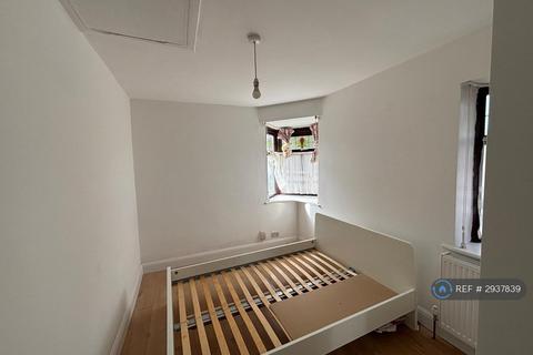 3 bedroom end of terrace house to rent, Exeter Gardens, Ilford, IG1