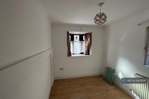 3 bedroom end of terrace house to rent, Exeter Gardens, Ilford, IG1