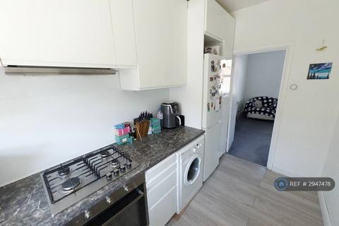 2 bedroom flat to rent, Trinity Road, London, SW17