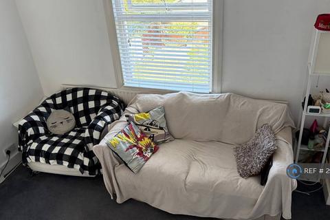 2 bedroom flat to rent, Trinity Road, London, SW17