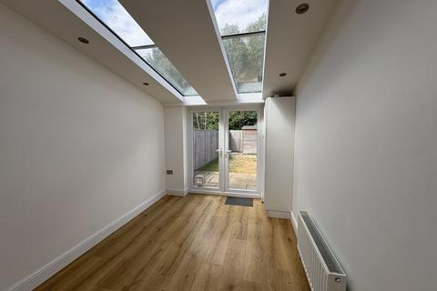 2 bedroom terraced house to rent, Leafield Road, Cowley