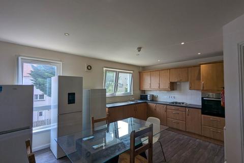 5 bedroom townhouse to rent, 17 Brook Gardens, ,