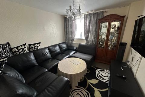 3 bedroom flat to rent, Grantham Road, London E12