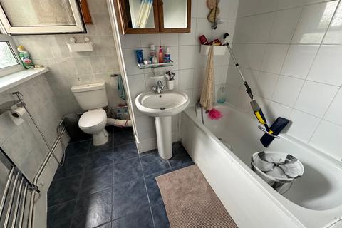 3 bedroom flat to rent, Grantham Road, London E12