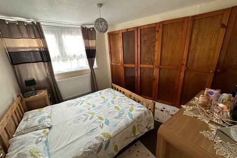 3 bedroom flat to rent, Grantham Road, London E12