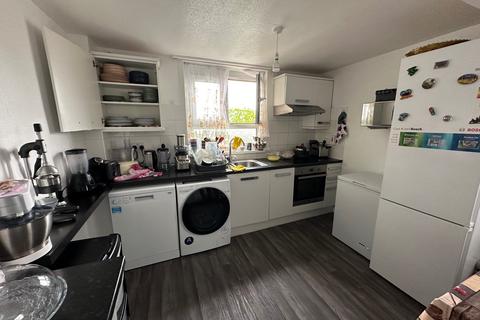 3 bedroom flat to rent, Grantham Road, London E12
