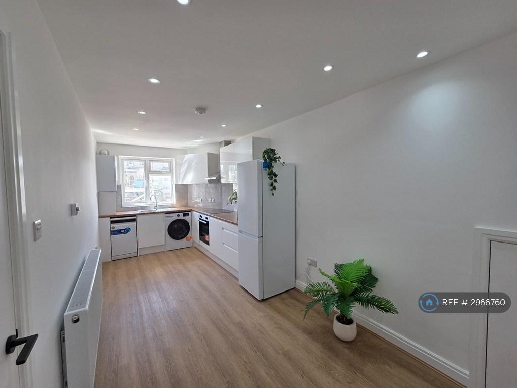 Apartment in Kingston Upon Thames - View 2