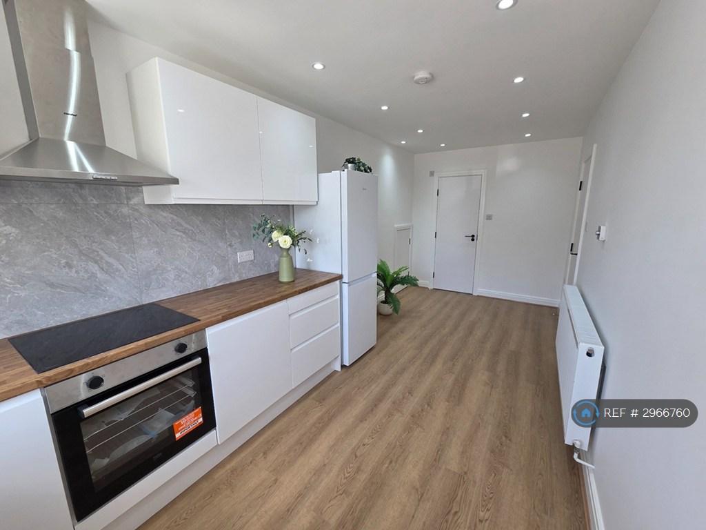 Apartment in Kingston Upon Thames - View 3