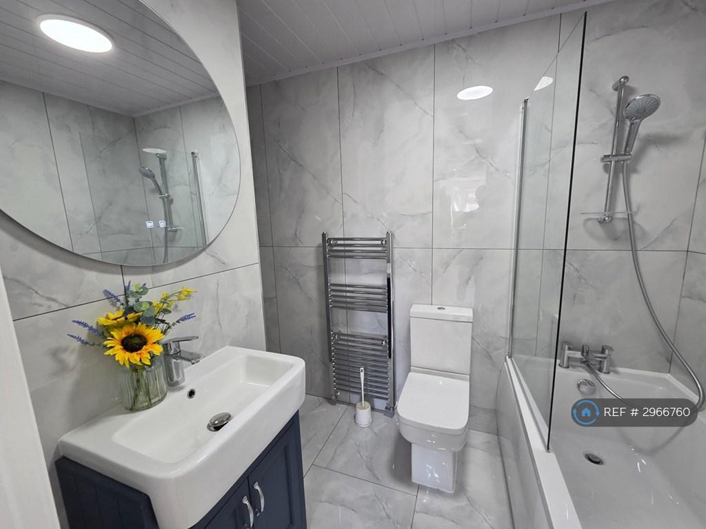 Apartment in Kingston Upon Thames - View 4