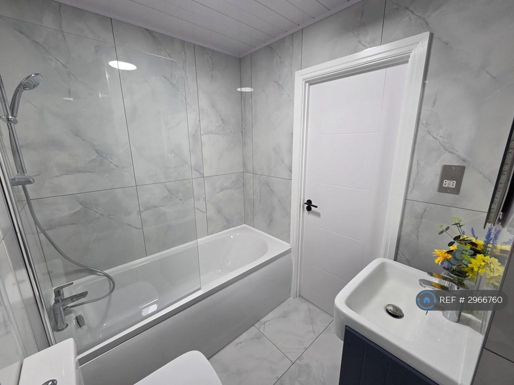 Apartment in Kingston Upon Thames - More