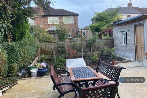 4 bedroom semi-detached house to rent, Altrincham Road, Manchester, M23