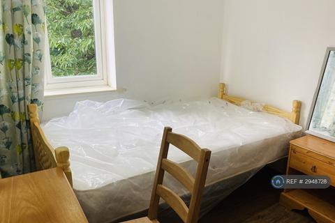4 bedroom semi-detached house to rent, Altrincham Road, Manchester, M23