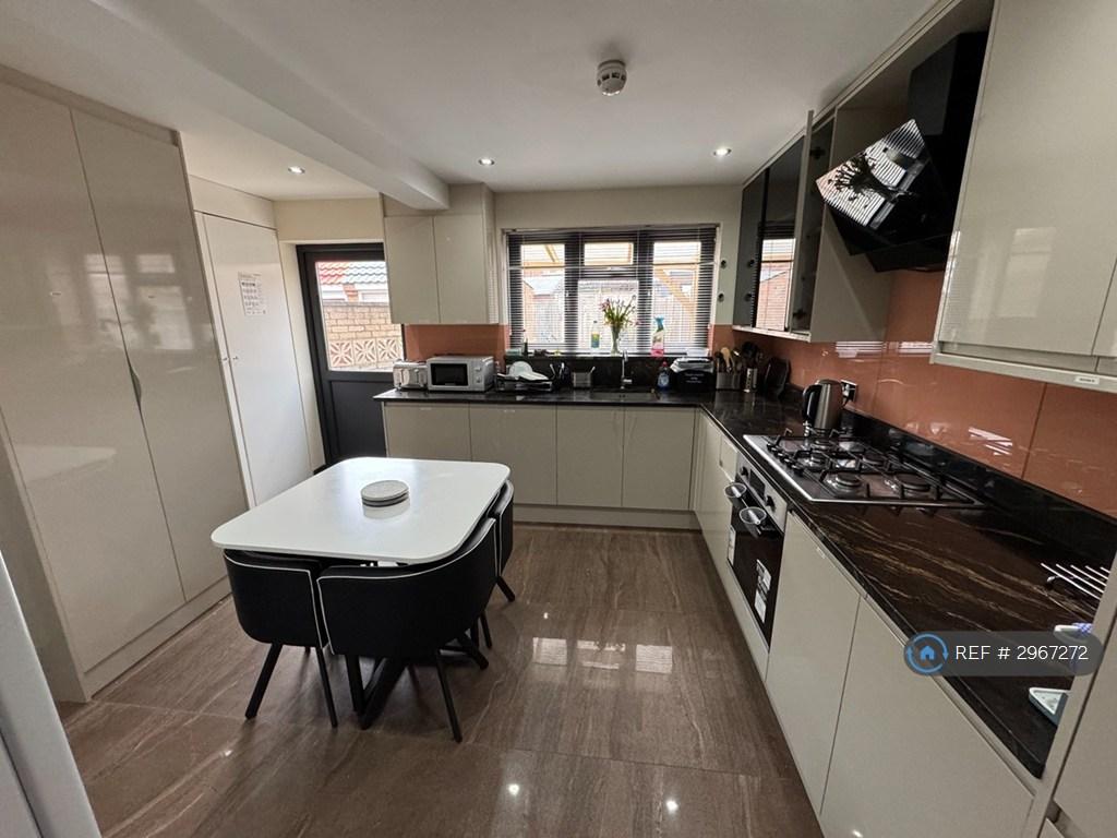House in Sutton - View 2