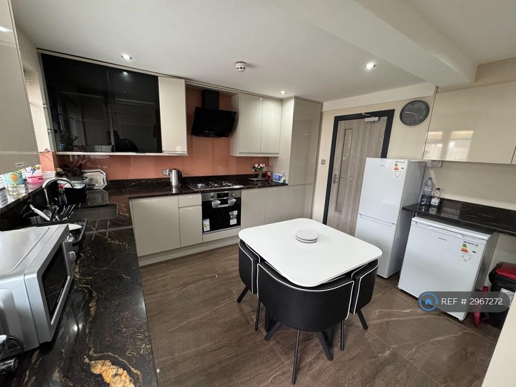 House in Sutton - View 3