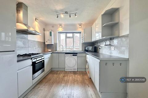 3 bedroom flat to rent, Off East End Road, London, N2