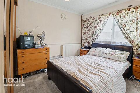 Neave Crescent, Harold Hill
