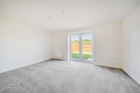 3 bedroom semi-detached house to rent, Taylor Way, NG4