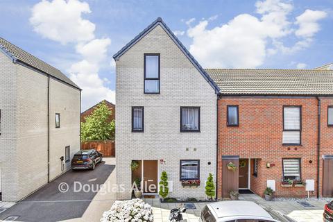 4 bedroom end of terrace house for sale, Marine Crescent, Ilford, Essex