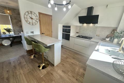 3 bedroom semi-detached house for sale, Northway, London Park, Mirfield