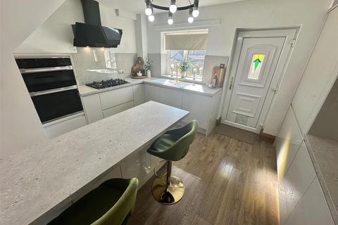 3 bedroom semi-detached house for sale, Northway, London Park, Mirfield