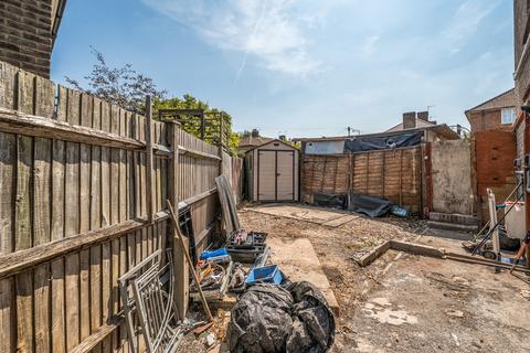 3 bedroom end of terrace house for sale, Lincombe Road, Bromley