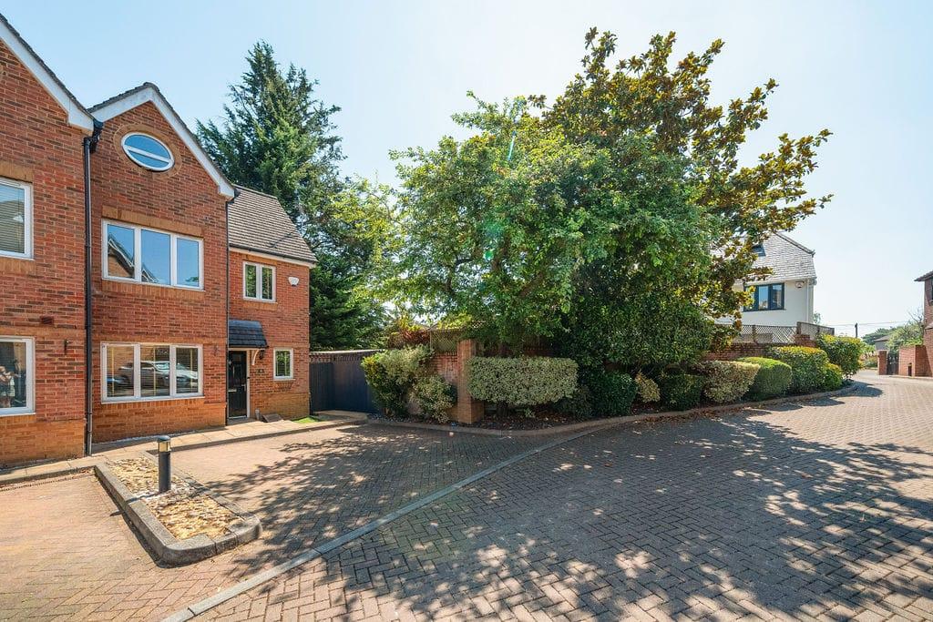 Detached house exterior, driveway