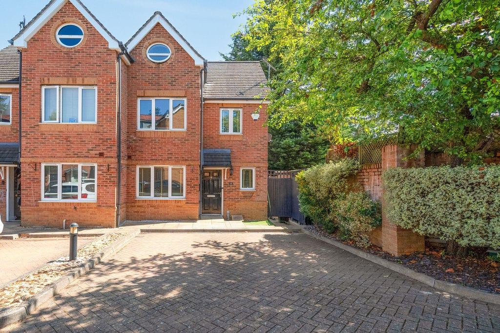 Detached house exterior, driveway