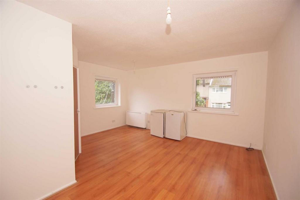Apartment in Leeds, Robin Hood - View 2