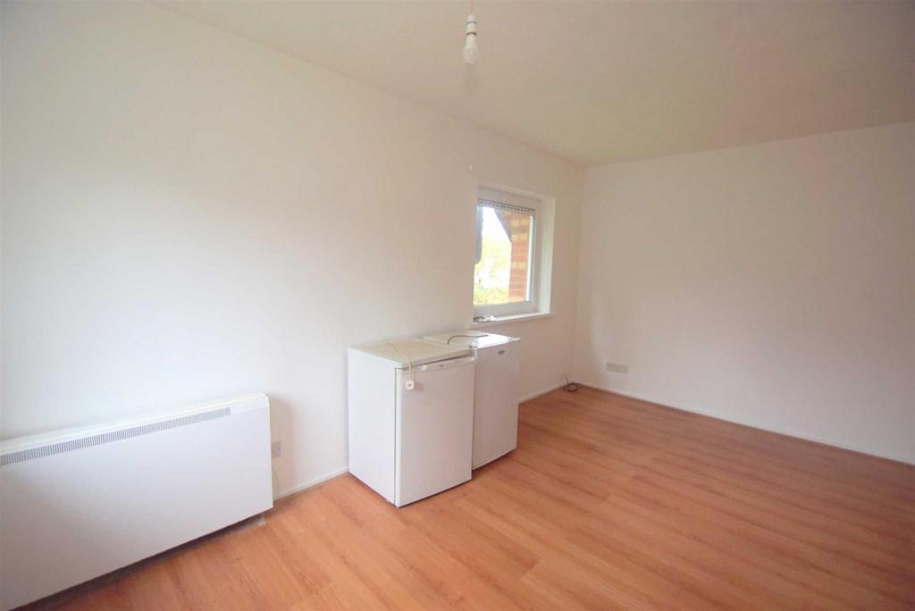 Apartment in Leeds, Robin Hood - View 3
