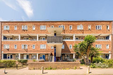 3 bedroom flat to rent, Parkside Estate, London E9