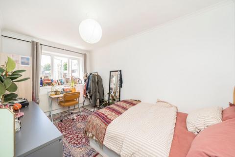 3 bedroom flat to rent, Parkside Estate, London E9