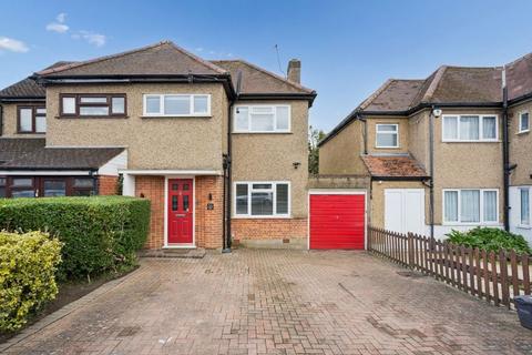 Lyndhurst Avenue, Pinner