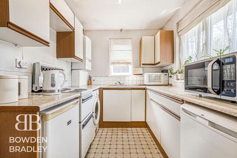 2 bedroom maisonette for sale, Vincent Close, Hainault, IG6