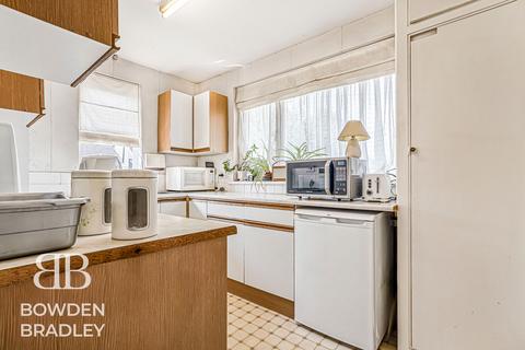 2 bedroom maisonette for sale, Vincent Close, Hainault, IG6