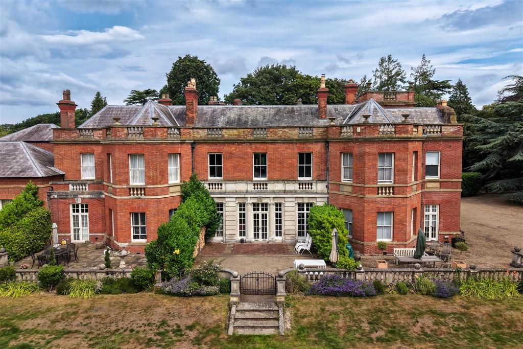 Detached house exterior, garden