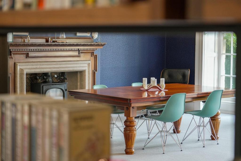 Dining room, fireplace