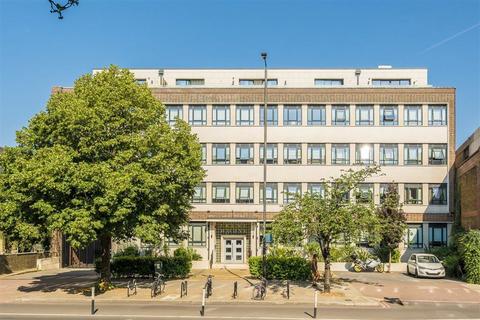 Studio to rent, Balham High Road, London SW12