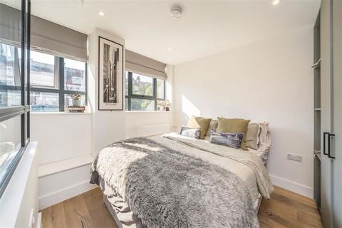 Studio to rent, Balham High Road, London SW12