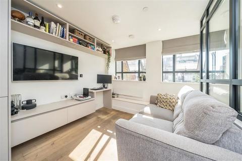 Studio to rent, Balham High Road, London SW12