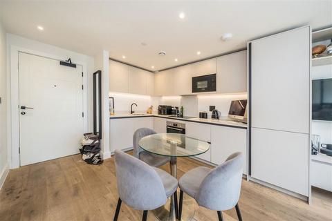 Studio to rent, Balham High Road, London SW12