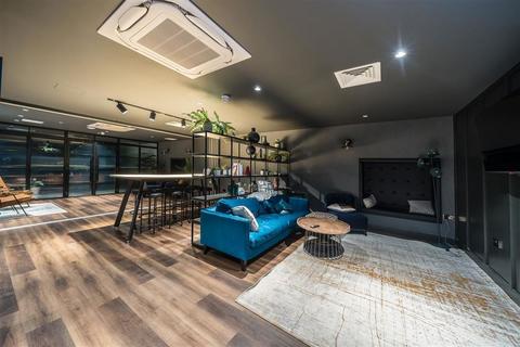 Studio to rent, Balham High Road, London SW12