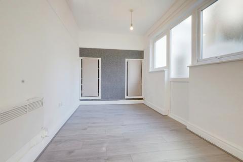 1 bed flat/apartment for rent in Leigh Road, Leigh-on-sea, SS9