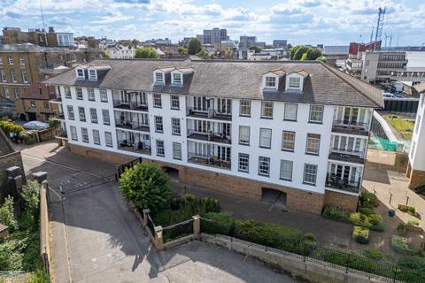 2 bedroom apartment for sale, Heritage Quay, Commercial Place, Gravesend, Kent, DA12 2BF