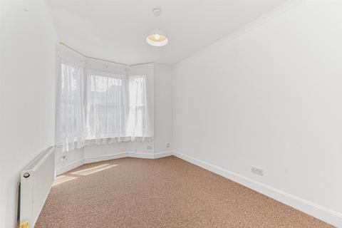 2 bedroom flat to rent, Tavistock Avenue, Walthamstow, E17